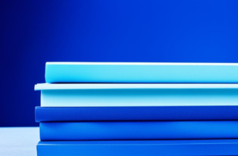 Стопка синих и голубых книг на тёмно-синем фоне